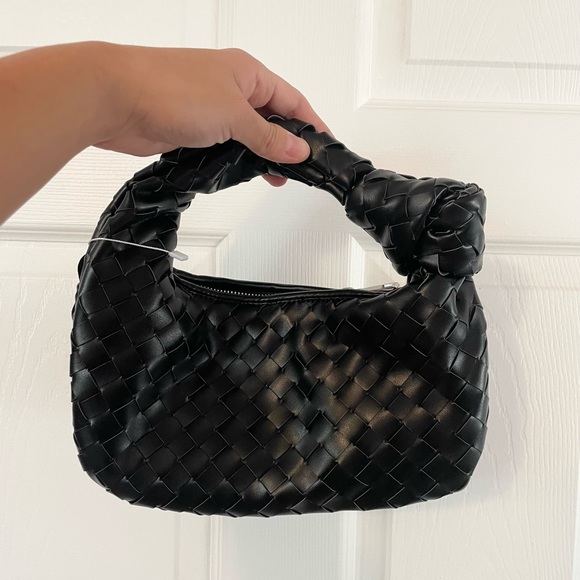 ✖️SOLD✖️ Small Black Woven Purse W/ Knotted Top Handle - Picture 5 of 10